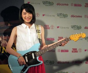 イベントで得意のエレキギターを披露した永野芽郁
