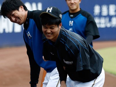 日ハム時代に先輩と触れ合う大谷翔平