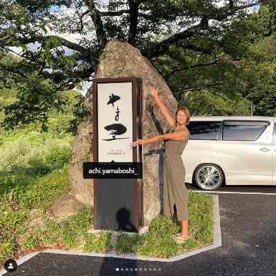 狩野舞子の足元に男性の影がある写真