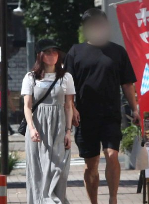 新井恵理那と彼氏が一緒に歩いている画像 