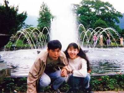 若い頃の噴水の前の太田光と嫁の太田光代