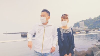 マスクをして歩く太田光と嫁の太田光代