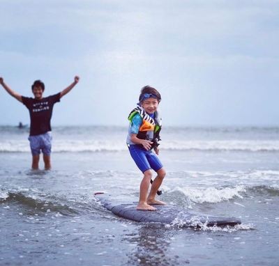 子供が3人でサーファーで可愛い息子がいる坂口憲二とサーフィンをする息子