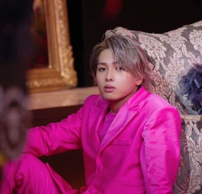 浜崎あゆみの現在の旦那のピンクのジャケットの荒木駿平