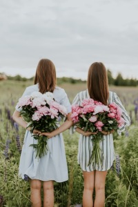 花を持つ2人の少女