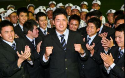 高校時代は甲子園に出場し、ドラフト1位に選ばれた瞬間の村上宗隆選手