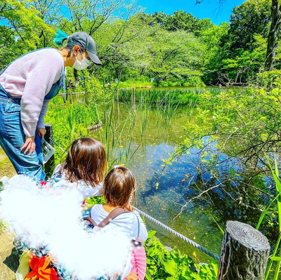 Shellyと子供が散歩