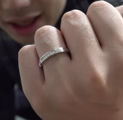 シルクが動画内で見せた指輪