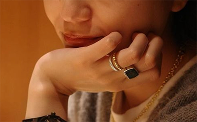 川口春奈がインスタグラムに投稿した、薬指にブシュロンの指輪を付けた投稿